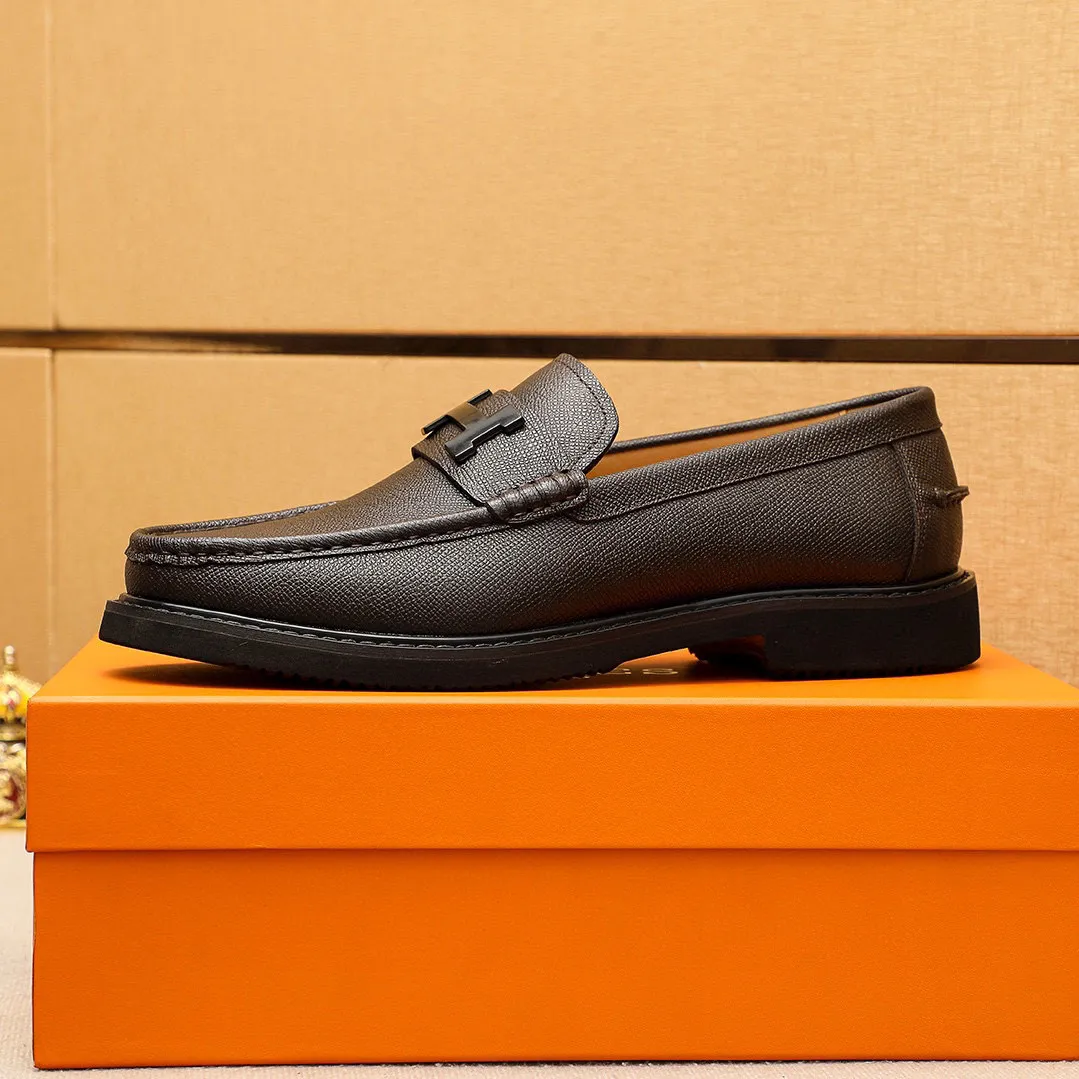 Men's shoes 💰460 💐 Product trademark: HERMES "Hermès" casual leather shoes Regular size: 39-44 (38.45🉑️customized) Product materials: Selected imported first-layer cross-grain cowhide upper + luxury hardware buckle, imported water-dyed cowhide lining. Strong three-dimensional visual effect, non-slip and wear-resistant rubber outsole Color: 4⃣️colors available